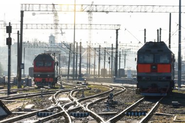 Tren parça istasyonda bir güzel güneş gün boyunca çalışır.