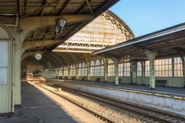 İnsanlar boş bir platform saatli eski Tren İstasyonu