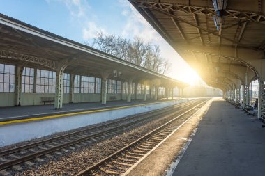 Eski Tren İstasyonu ile bir platform insanlar boş