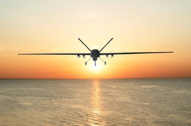 Askeri pilotsuz uçan su yüzeyi üzerinde günbatımında bölge devriye. Dosdoğru görünümdür