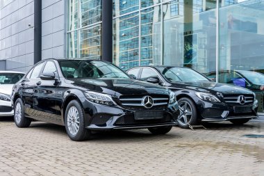 Lüks arabalar Mercedes-Benz C ve E sınıfı parkingin araba bir satırı depolamak. Rusya. Saint-Petersburg. 09 Ekim 2018