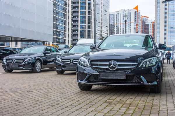 Coches Lujo Mercedes Benz Clase Estacionamientoen Una Fila Tiendas Automóviles —  Fotos de Stock