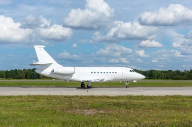Uçak almak için asfalt üzerinde Havaalanı apron üzerinde kapalı Taksilemek
