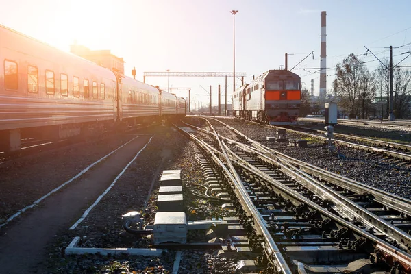 Personenwaggon Zug Fährt Bei Schönem Sonnenschein Auf Den Gleisen — Stockfoto