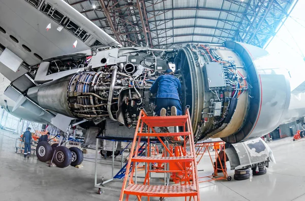 Airplane Mechanic Diagnose Repairs Jet Engine Open Hatch — Stock Photo, Image