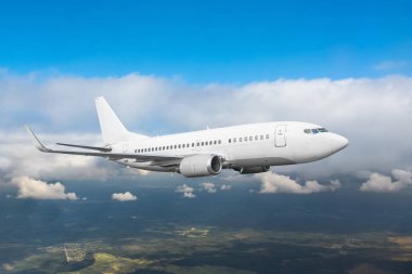 Ticari uçak uçuş yüksekliği bulutlu gündüz gökyüzünde kazanıyor