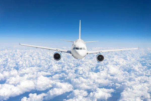 Vliegtuig Jet Vliegen Vliegniveau Hoog Hemel Boven Wolken Blauwe Hemel — Stockfoto