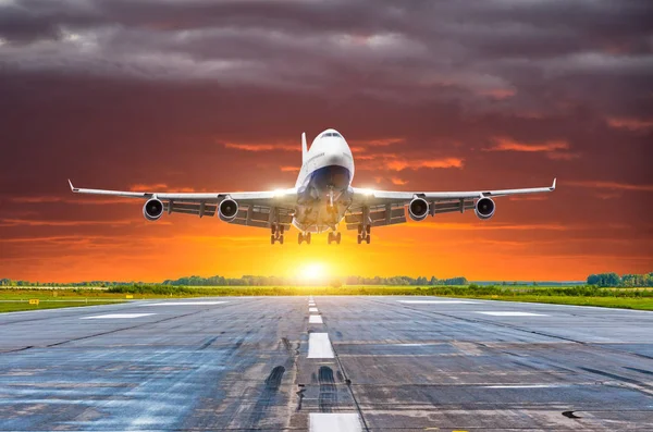 Avión Pasajeros Aterrizando Atardecer Una Pista — Foto de Stock