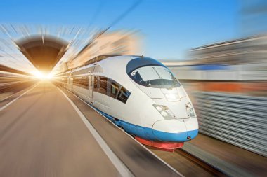Şehrin içinden yüksek hızda seyahat yolcu terminalinin platformdan tren kalkar