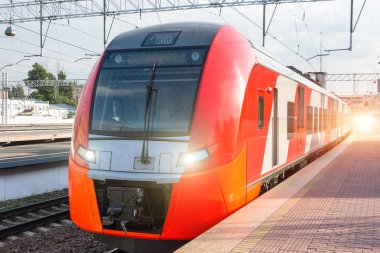 Kentin tren istasyonunda tren sürmek.