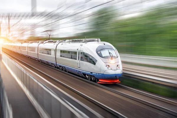 Moderner Hochgeschwindigkeits Elektro Passagier Fährt Der Stadt Bahnhof Vorbei — Stockfoto
