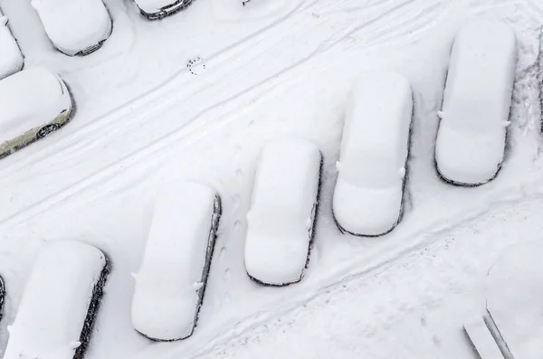 Coche Cubierto Nieve Estacionamiento Escena Urbana Después Una Tormenta Nieve —  Fotos de Stock