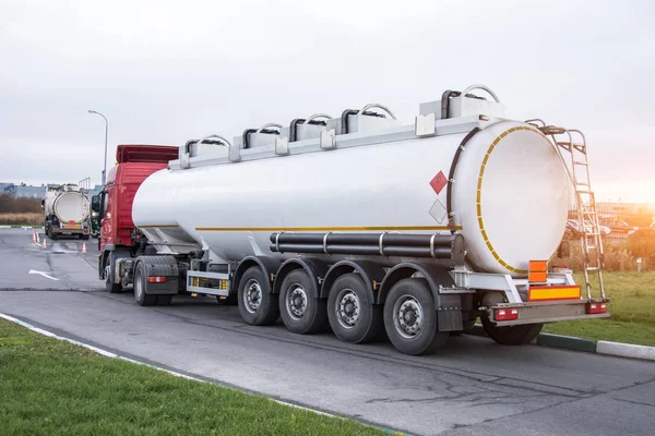 Paliwa Truck Czekać Kolejce Rozładunku Paliw Tankowania Samochodów — Zdjęcie stockowe