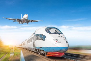 Uçak gökyüzünde ve yüksek hızlı tren, yolcu taşıma kavramı