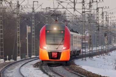 Kentin tren istasyonunda tren sürmek açmak