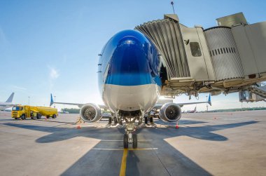 Havaalanında uçuş önce yakıt ikmali, yol açın, yolcu Uçak Park