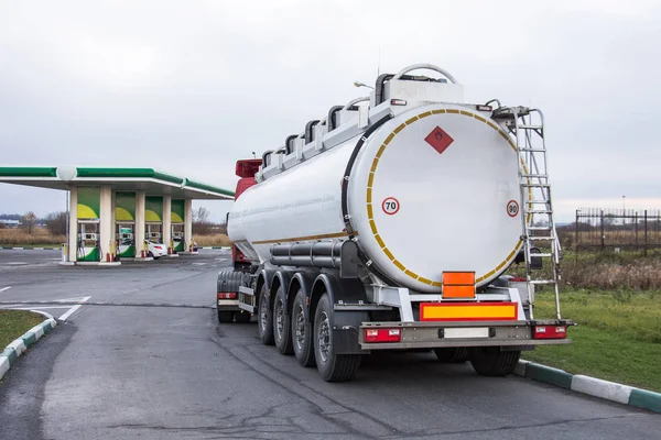 Camion Avec Réservoir Essence Carburant Avant Déchargement Une Station Service — Photo