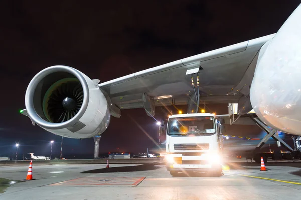 Motores Reacción Aviones Grandes Alimentando Avión Enorme Camión Con Combustible — Foto de Stock
