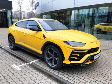 Lamborghini Urus süper cipin sokak şehir içinde. Saint-Petersburg, Rusya. 15 Kasım 2018