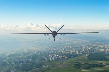Askeri pilotsuz uav havada sabah kent üzerinde uçan