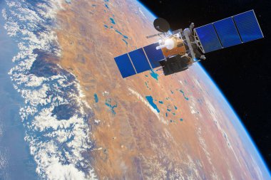 Düşük-orbit iletişim uydu uzayda dünya yukarıda. Nasa tarafından döşenmiş bu görüntü unsurları
