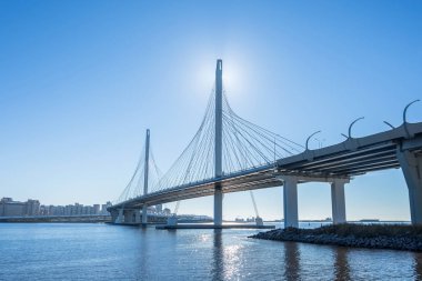 Nehir ve bay otoyol modern köprüden