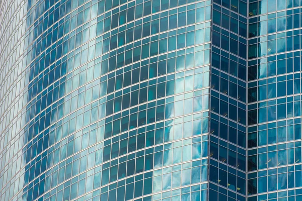 モダンな建物のターコイズ色のガラス張りの抽象的なアーキテクチャ — ストック写真