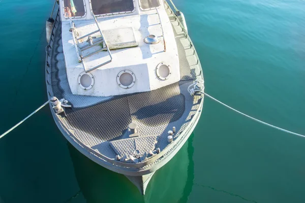 Kleine Boot Schip Afgemeerd Aan Pier Door Touwen — Stockfoto