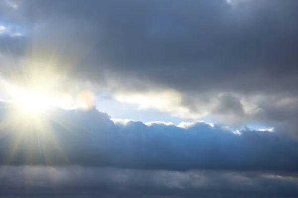 Rayos Luz Brillando Través Nubes Oscuras Cielo Dramático Con Nubes —  Fotos de Stock