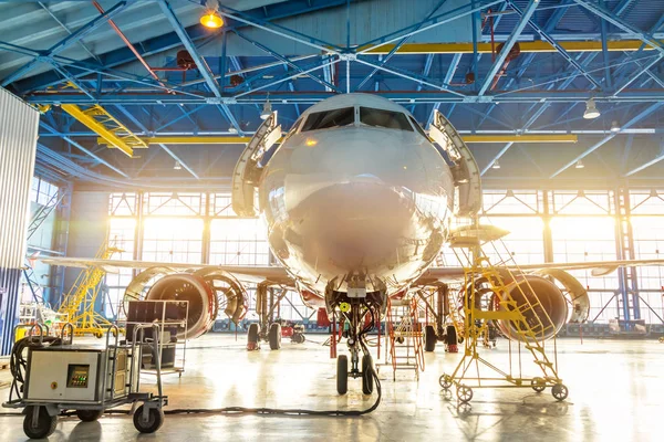 Aeronaves Hangar Industrial Aviação Manutenção Fora Portão Luz Brilhante — Fotografia de Stock