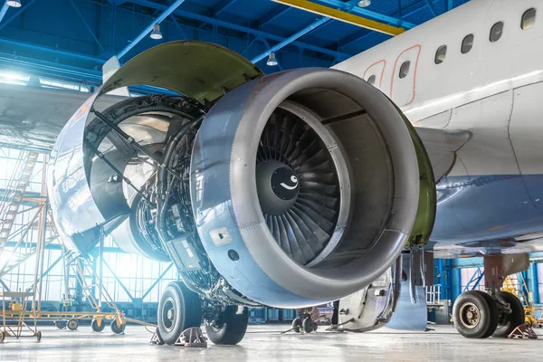 Repülőgép Motor Jet Szárnya Alatt Hangár Karbantartás — Stock Fotó
