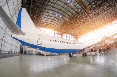 Yolcu uçağı bakım motoru ve gövde üzerinde Havaalanı hangarında onarın. Kuyruk altında arka görünüm