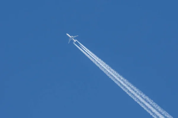 White Aircraft Three Engines Aviation Airport Contrail Clouds — Stock Photo, Image