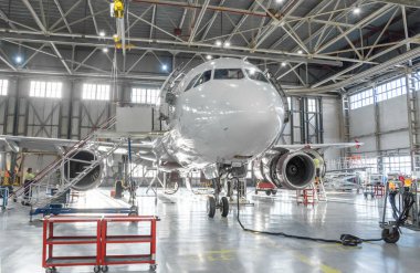 Ticari uçak jet Havaalanı hangar motoru ve gövde onay tamir bakım