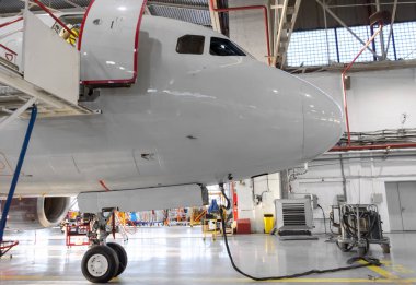 Hangarda uçak burun bağlı özerk yere güç