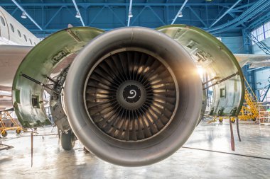 Uçak Bakım Hangarı taraf açık kukuleta ile jet motoru.