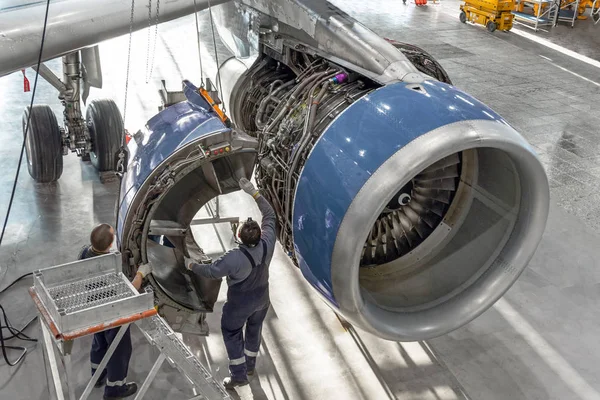 Технические Специалисты Авиатехники Устанавливают Реверсивный Двигатель После Планового Обслуживания Концептуальное — стоковое фото
