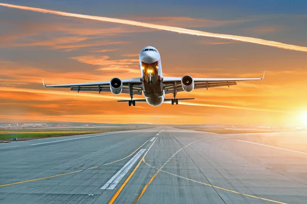 Het Vliegtuig Opstijgt Van Landingsbaan Avond Luchthaven — Stockfoto