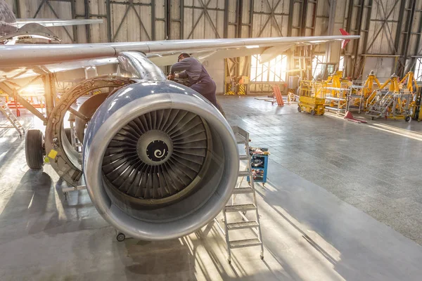 Reparação Motores Aeronaves Mecânico Instala Capuzes Reversos — Fotografia de Stock