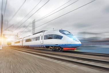 Modern yüksek hızlı elektrikli yolcu şehir merkezinde geçmiş sürüş