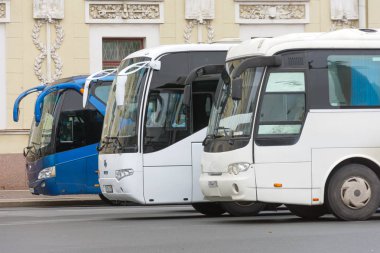 Turist otobüsleri Park şehrin tarihi bölümünde üzerinde. Rusya. Saint-Petersburg. 09 Ekim 2018