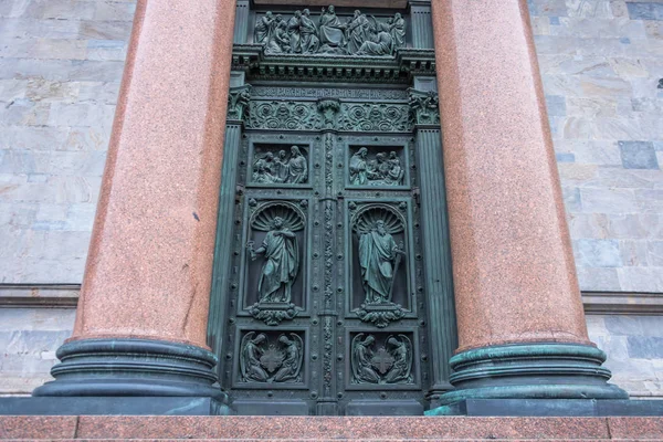 Das Tor Mit Zwei Türen Und Einem Fresko Religiöser Figuren — Stockfoto