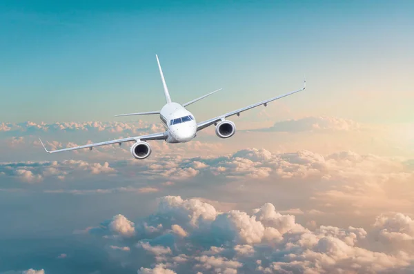 Passagierflugzeug Fliegt Über Bewölkten Wolken Grün Rosa Steigungshimmel — Stockfoto