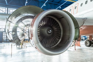 Motoru jet yakından hood uçak bakım hangarda açıldı..