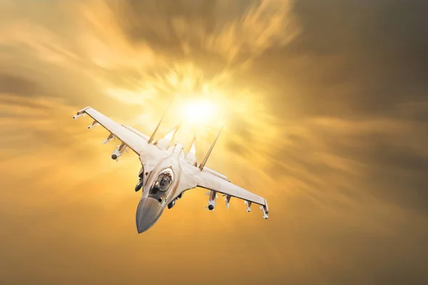 オレンジ色の夕焼け空に飛んで猛烈な軍の戦闘機のジェット エンジンから火が付いて — ストック写真