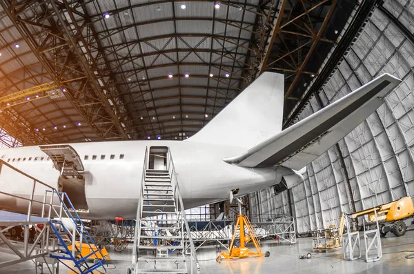 Zobacz Ogon Samolotu Pasażerskiego Usługi Lotnictwa Hangar Wejście Tylne Drabiny — Zdjęcie stockowe