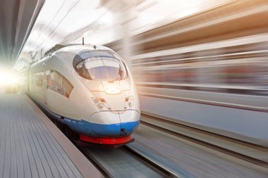 Tren tren istasyonunun şehrin yüksek hızda sürmek