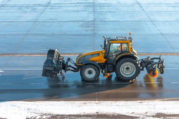 道路をきれいに除雪機除雪専用機 — ストック写真
