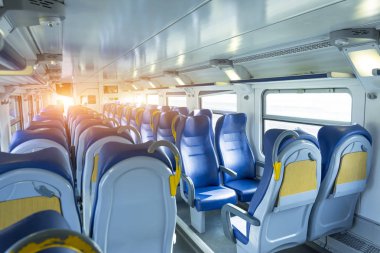 Salon içinde hızlı banliyö tren ile boş sandalye