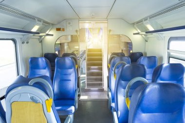 Salon içinde hızlı banliyö tren ile ikinci katta boş sandalye merdiven